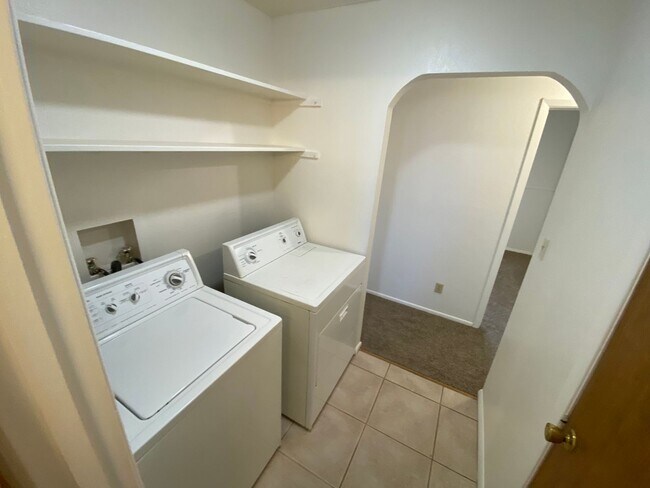 Building Photo - 154 S Los Pinos Dr