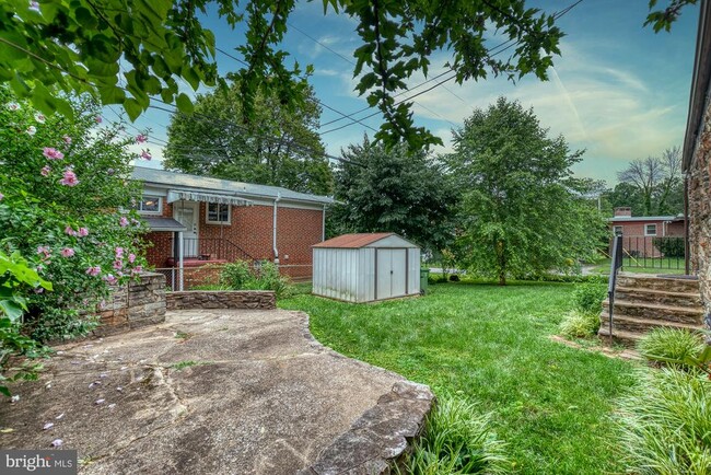 Building Photo - 6233 Woodcrest Ave