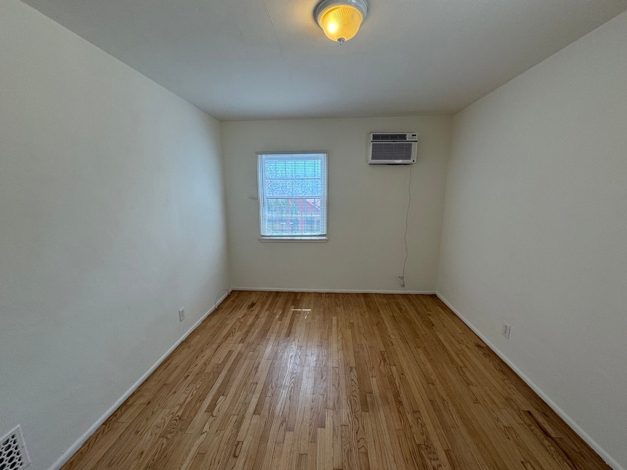 Building Photo - 906 Alandele Ave