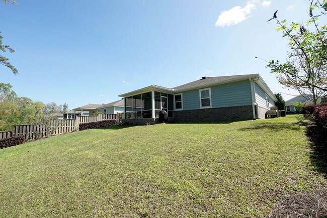 Building Photo - Central Freeport Location with Community Pool