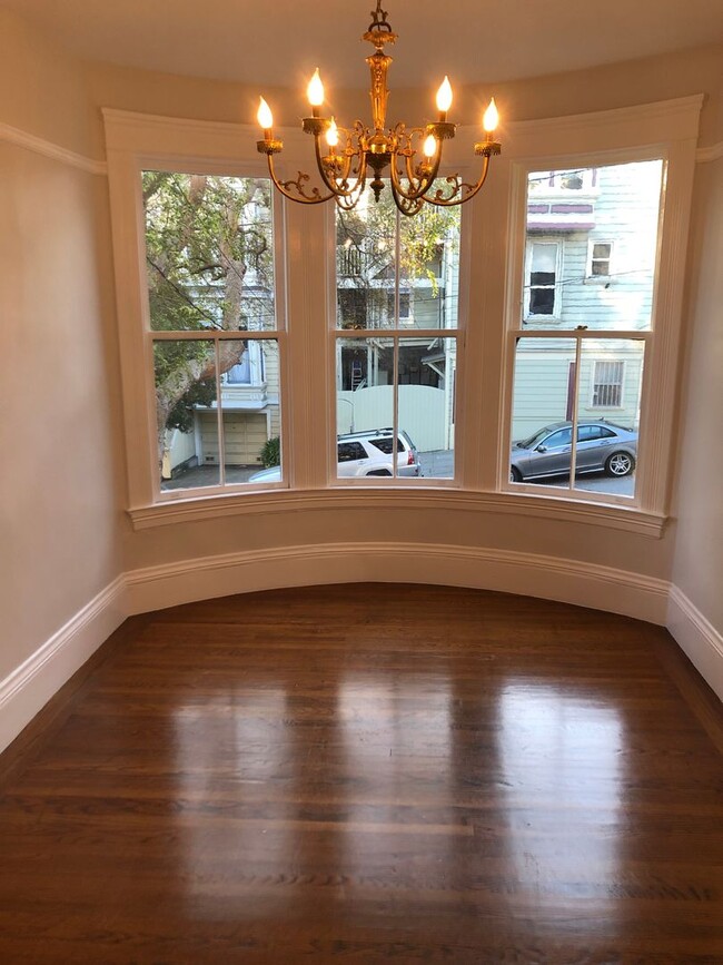 Building Photo - Big flat w/high ceilings, hardwood floors,...