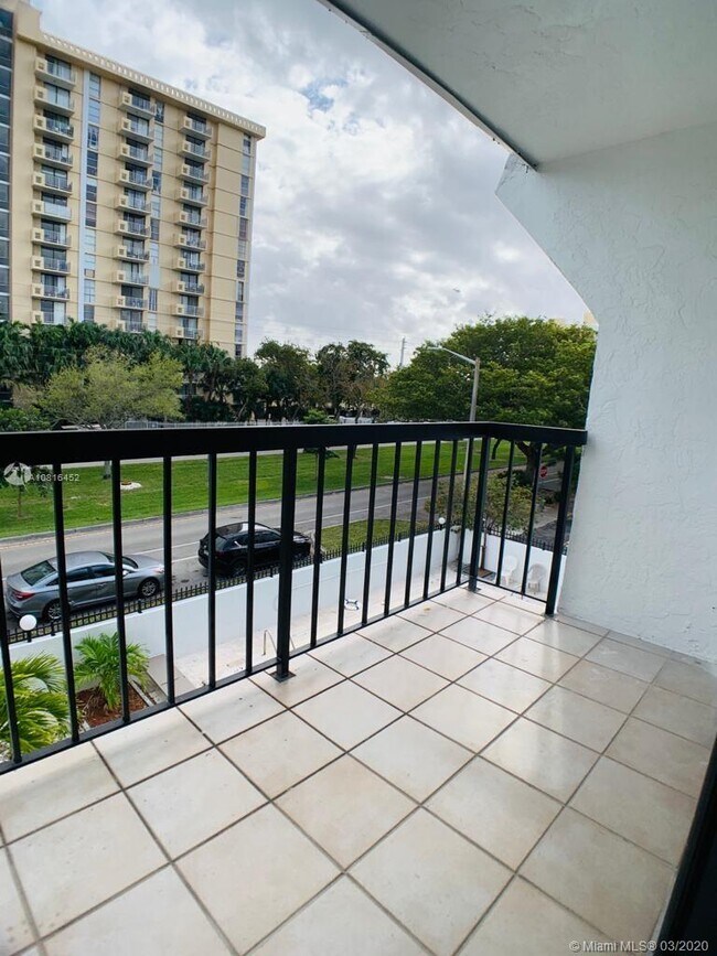 Building Photo - 2345 NE 135th St