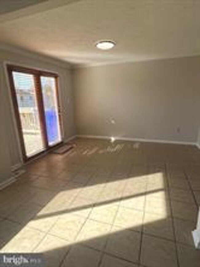 Building Photo - WELL MAINTAINED END UNIT TOWNHOUSE IN FARMBROOK