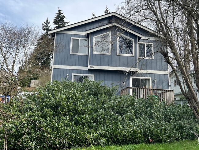 Primary Photo - 3 Bed 1.5 Bath Townhouse w/ Garage Close t...