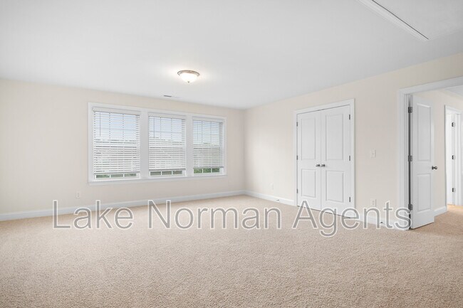 Building Photo - 196 Longleaf Dr