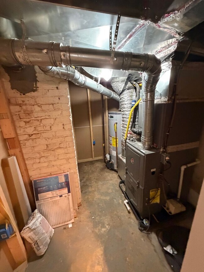 Building Photo - Beautiful Benning 3 Bedroom Renovated Bungalow Home with Yard, Parking, W/D.