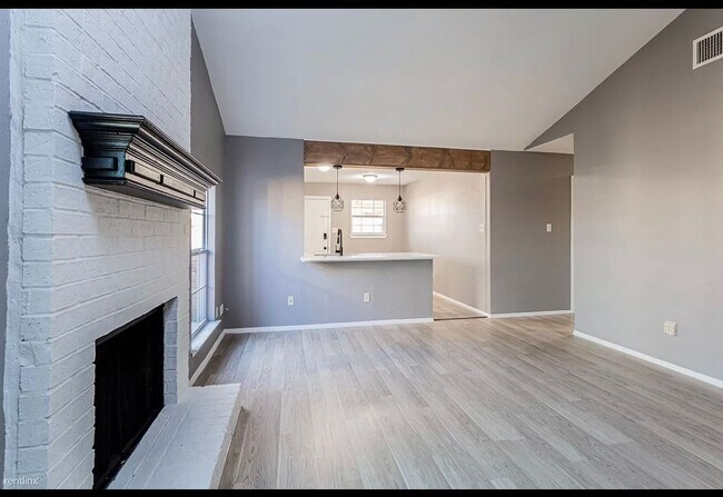 Building Photo - 4900 E Stassney Ln