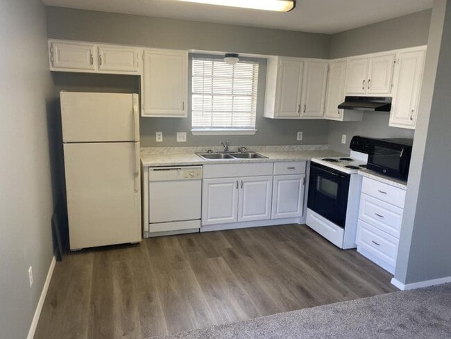 Building Photo - 425 W Spruce Ave