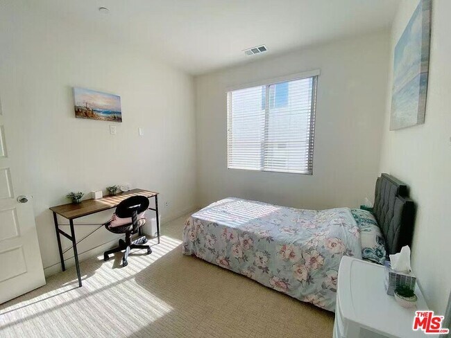 Building Photo - 13 Bedford Ct