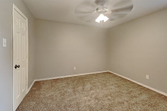 Building Photo - 12311 Oak Park Dr