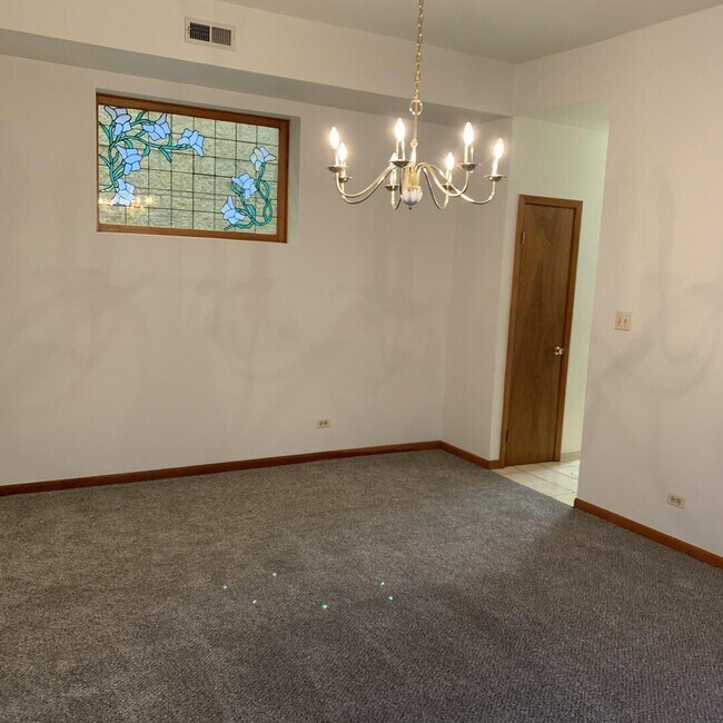 Building Photo - 928 W Leland Ave