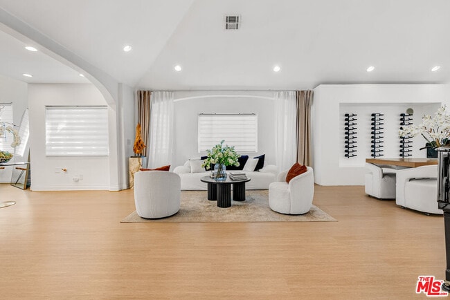 Building Photo - 367 S Oak Ave