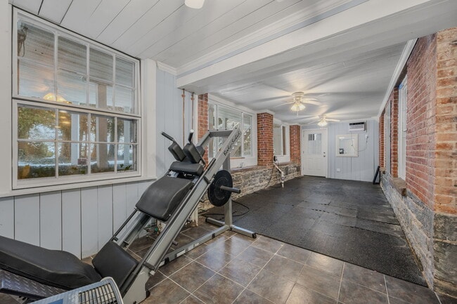 Building Photo - 9 Lyme St