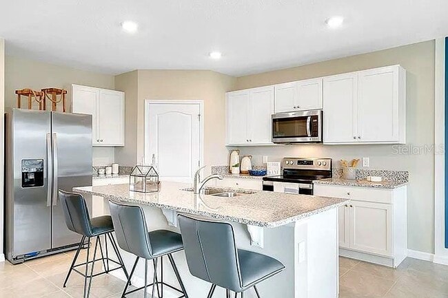 Building Photo - 2030 Maple Ridge Dr