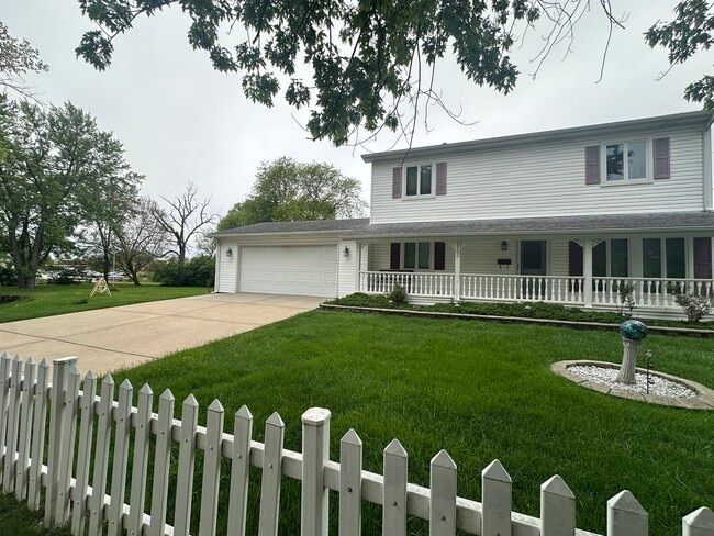 Building Photo - 1105 Summit Dr