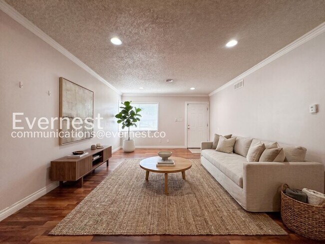 Building Photo - 3 Bed/2 Bath Home with Garage & Fenced Yard / Available Now!