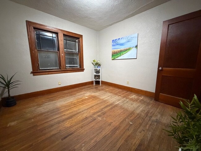 Building Photo - 2 bed, 1 bath home for rent in Waterloo