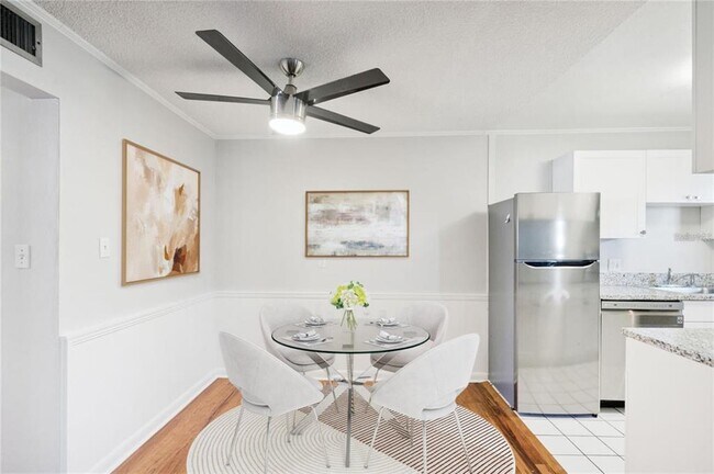 Building Photo - 320 Lakeview St