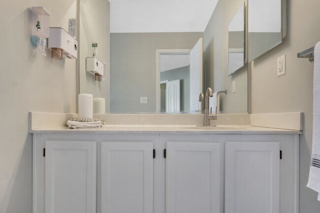 Building Photo - Updated 3-Bed, 2.5-Bath Yorktown Condo with Modern Kitchen, Parking & Community Amenities