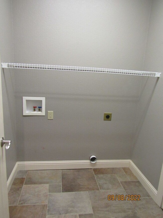 Building Photo - 4 bedroom duplex in Camdenton