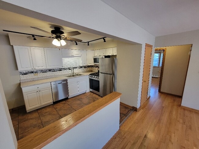 Building Photo - 707 Lake St