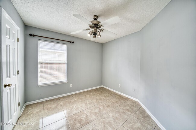 Building Photo - 185 Hawthorn Hedge Ln