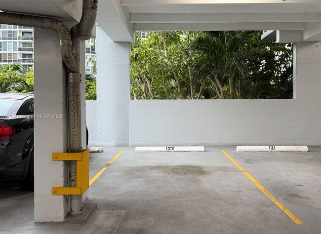 Building Photo - 6900 Bay Dr