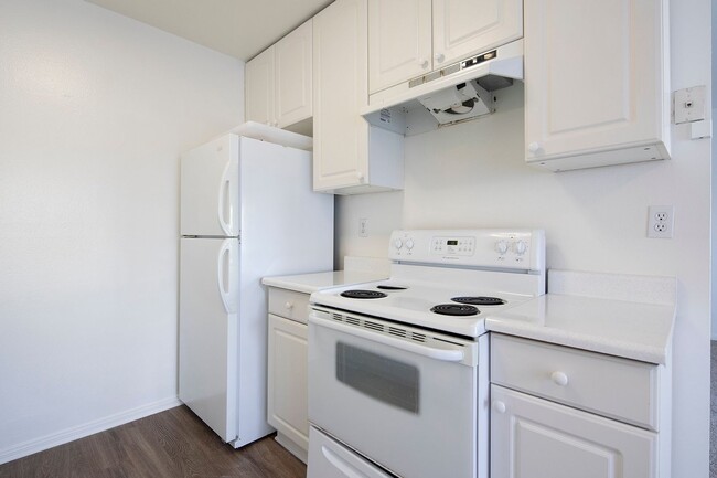 Building Photo - Large Upstairs Unit w/ a Fireplace