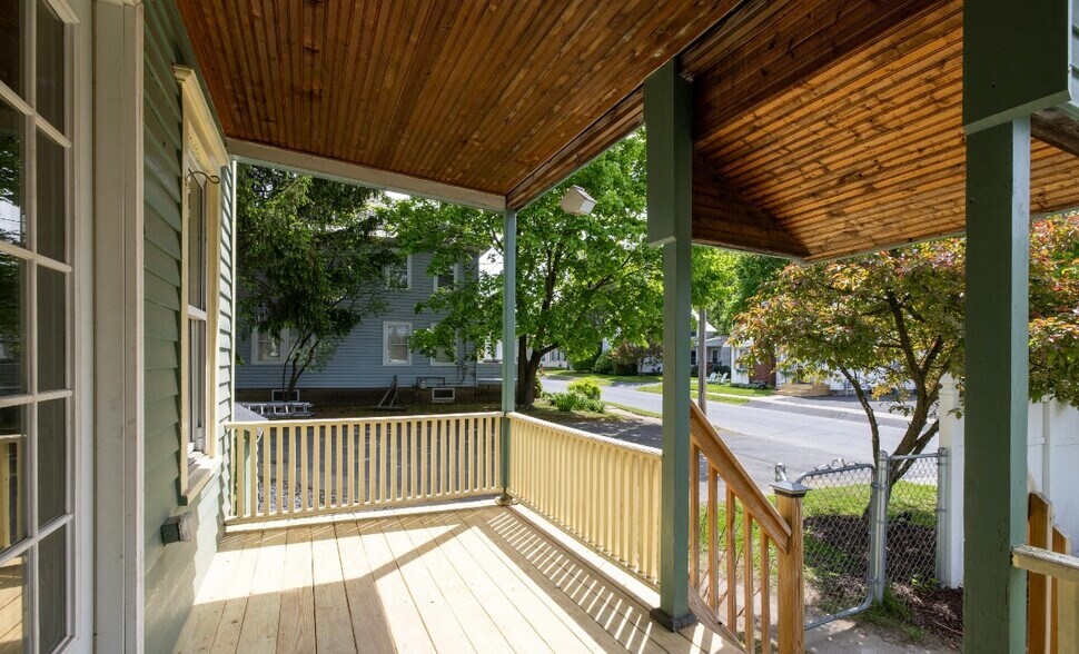 Covered porch entrance & Parking area - 185 Bay St