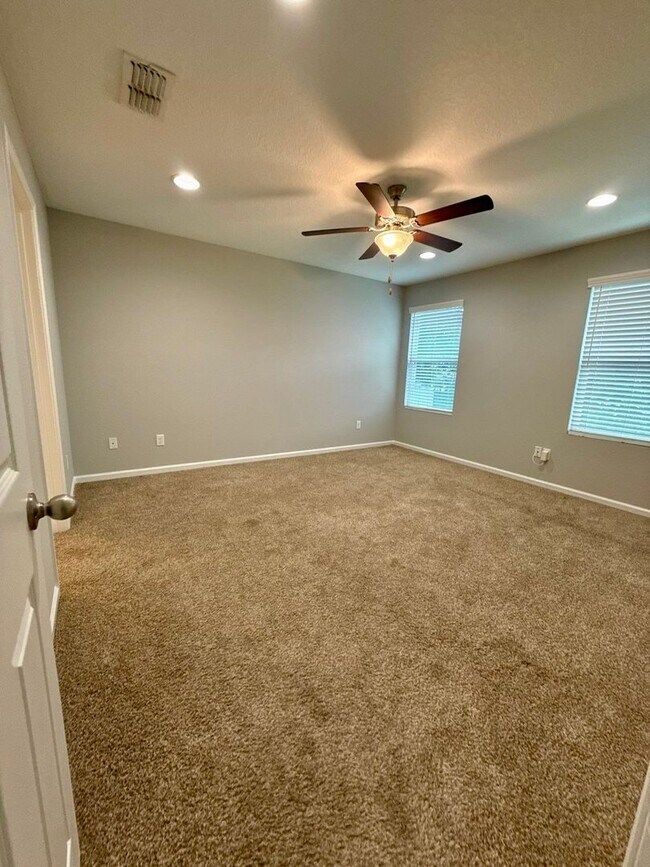 Building Photo - Great 3 bed 2.5 Bath House close to Intrac...