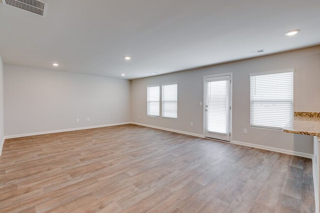 Building Photo - Spacious 5-Bedroom, 3-Bath Home in Prime F...