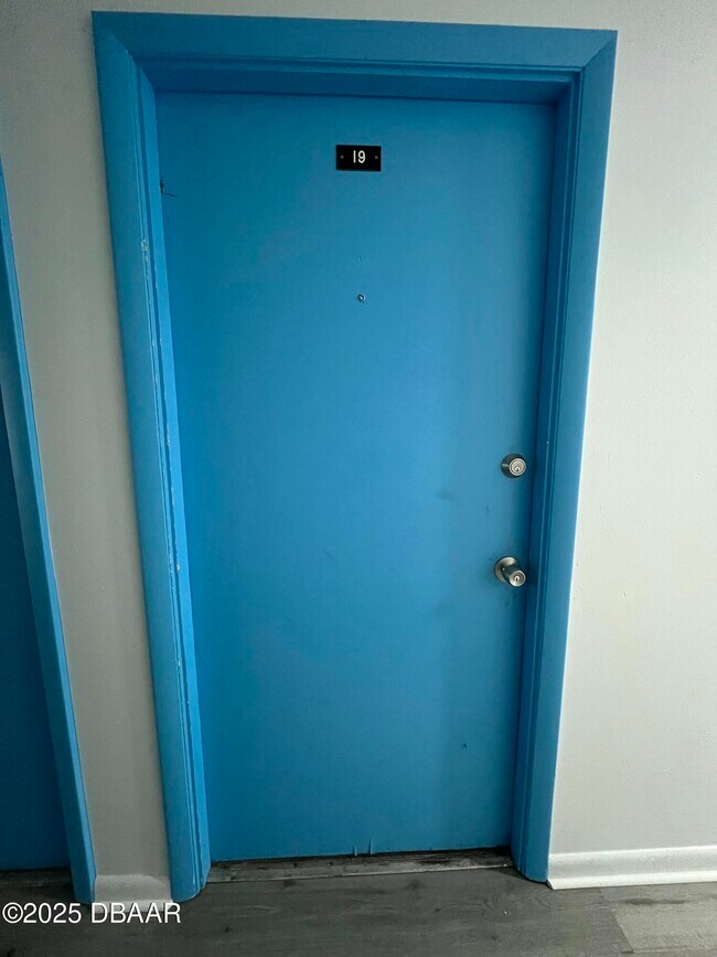 Building Photo - 1850 S Park Ave