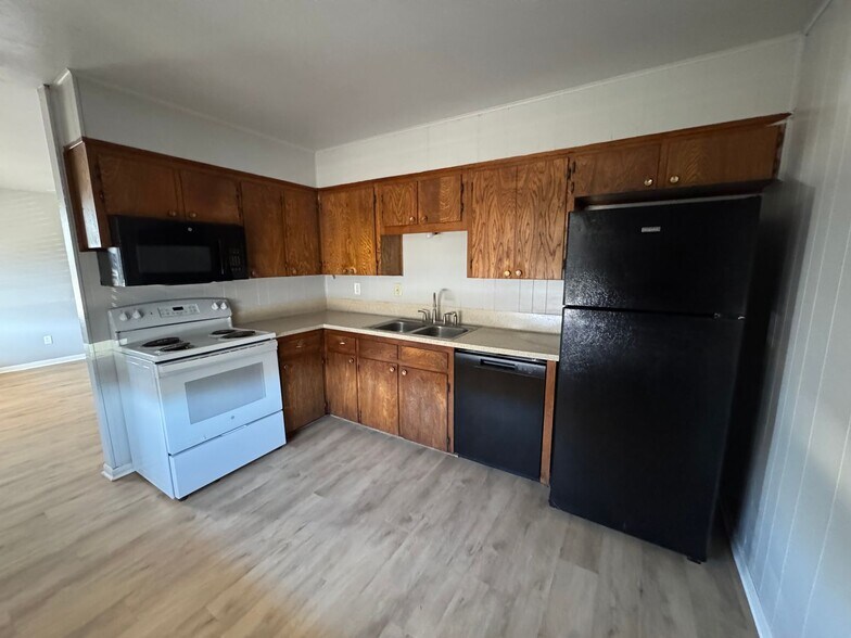 Building Photo - 611 Sunset Ln