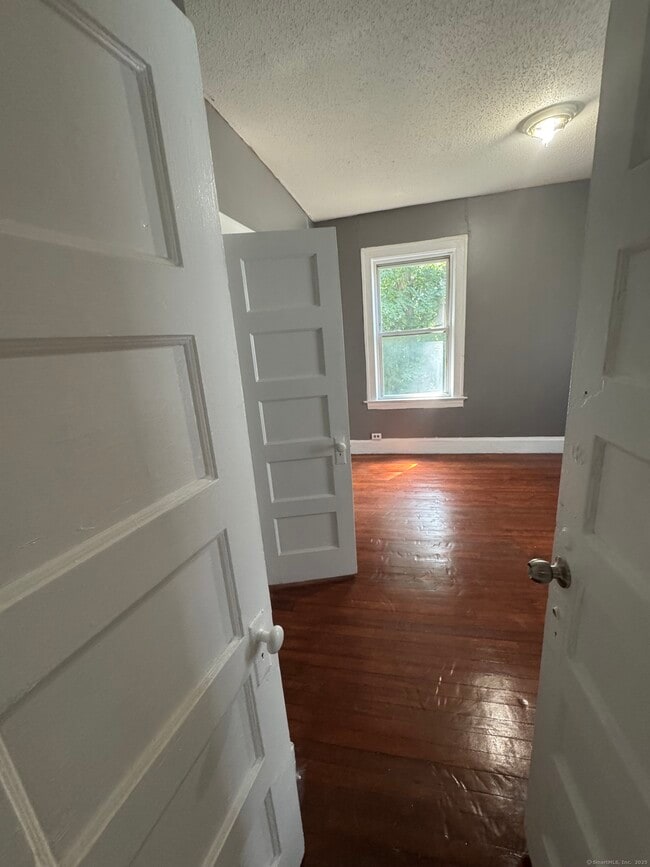 Building Photo - 494 Edgewood St