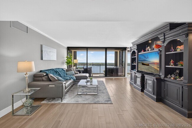Building Photo - 126 Lakeshore Dr