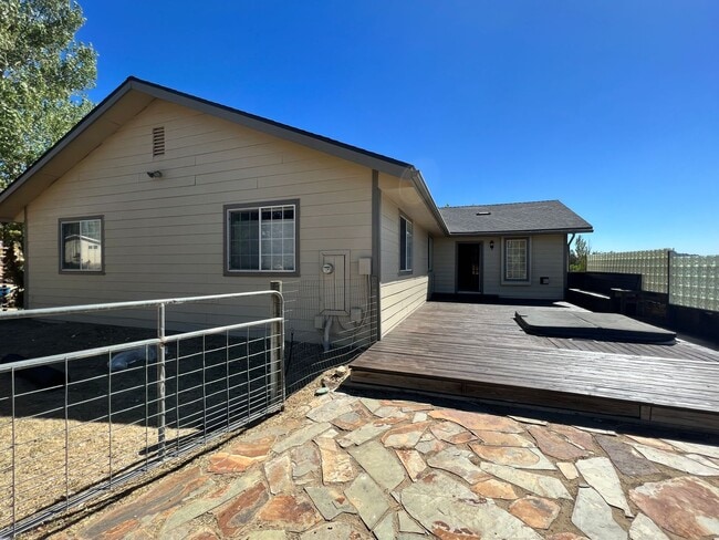 Building Photo - BEAUTIFUL Mountain Home