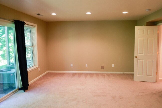 Building Photo - Spacious Melbourne Park Townhome