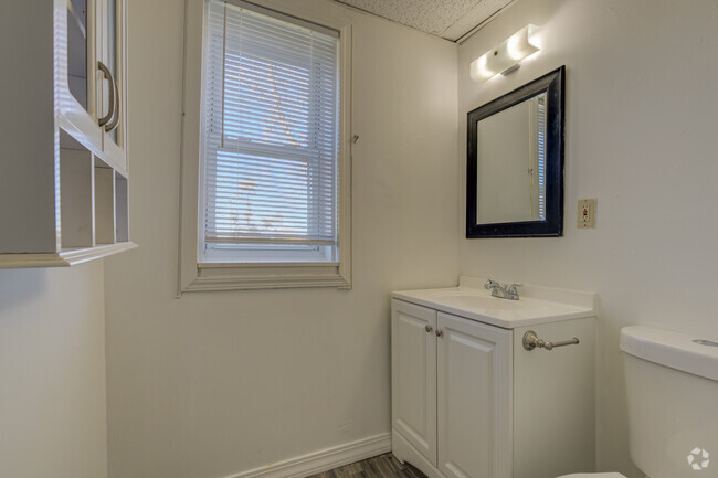 1BR, 1BA - 600SF - Bathroom - 292 Mill St