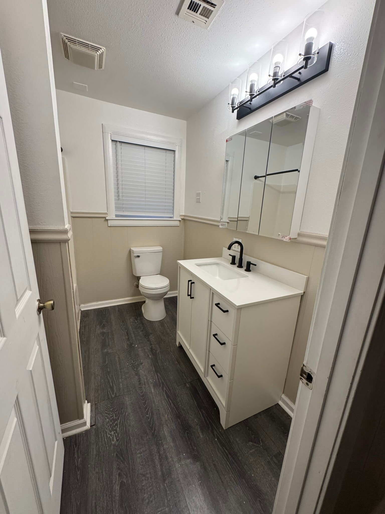NEW RENOVATED Bathroom 2 Bedrooms w/ Tub - 4972 Matherne St