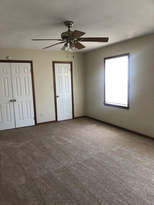 Building Photo - REDMILL 3 BEDROOM
