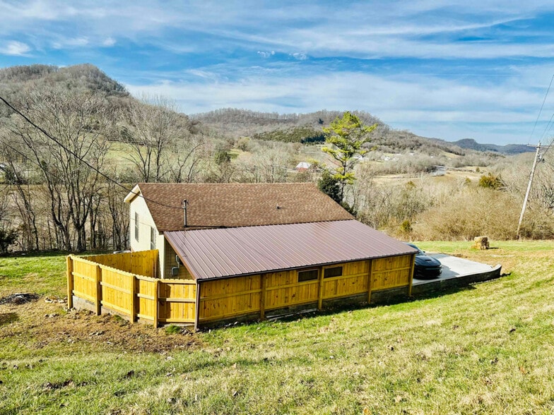 Building Photo - 20 Lakeshore Cir