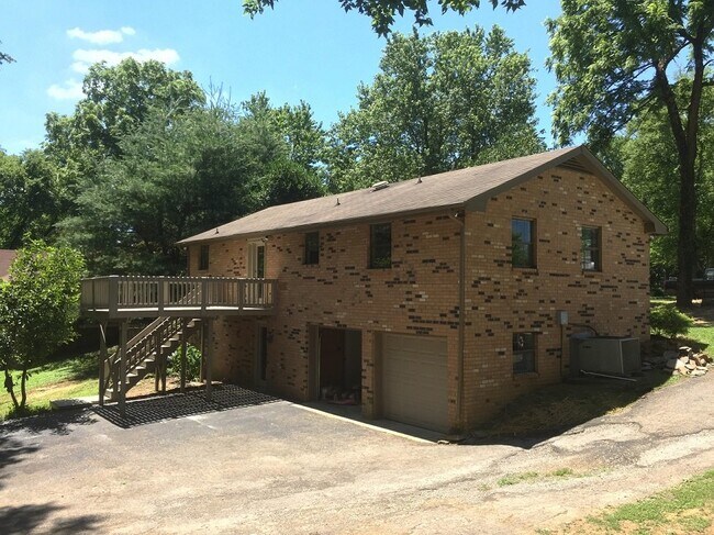 Building Photo - COMING SOON... Spacious 3R/1.5BA in Wilson...