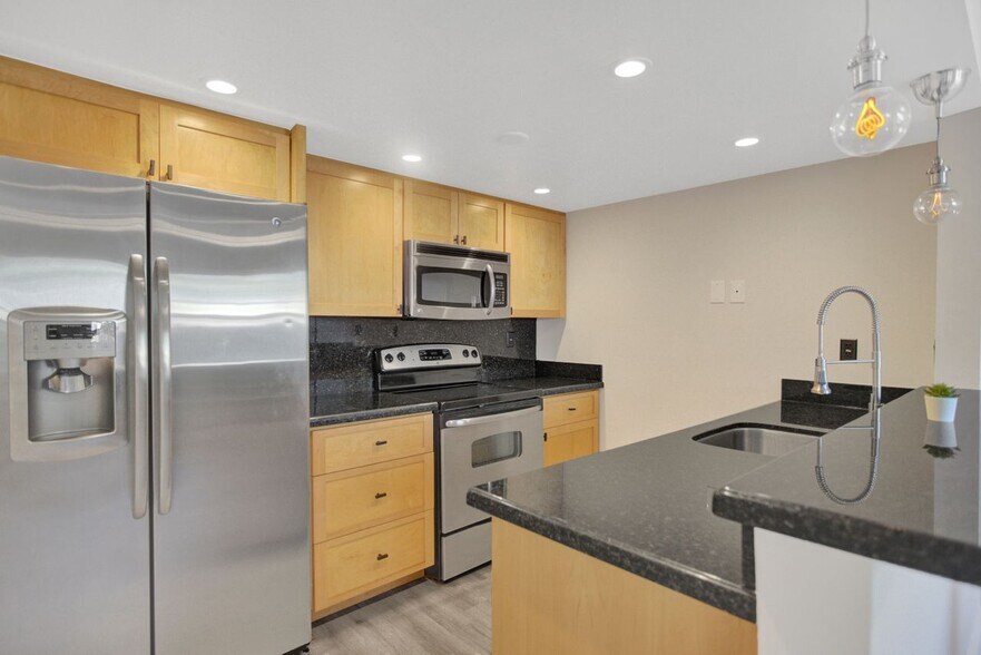 Building Photo - 6870 SW 45th Ln