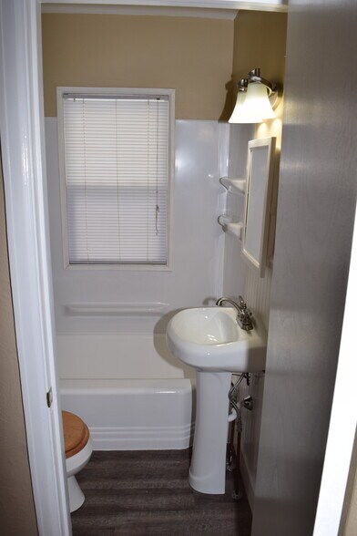 Bathroom - 423 32nd St NE