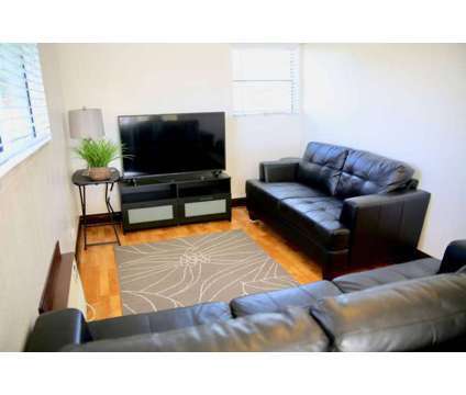 Building Photo - 5870 Melrose Ave