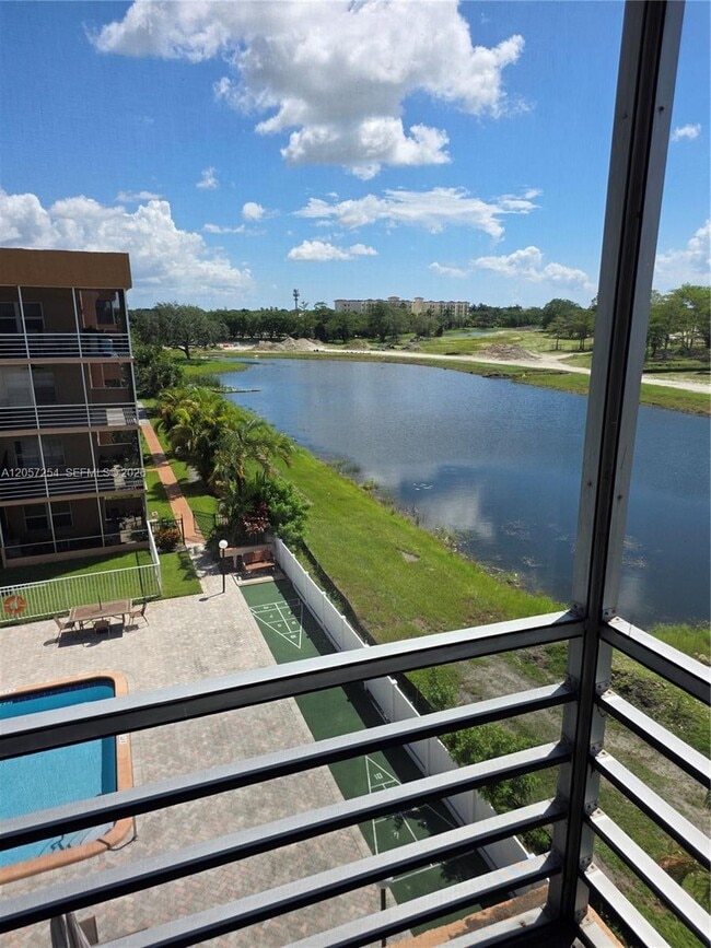 Building Photo - 3048 Sunrise Lakes Dr E