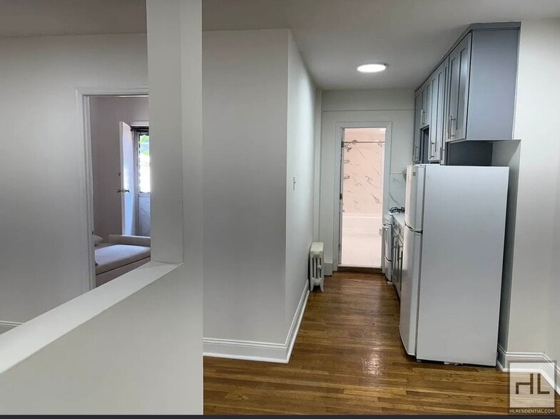 Building Photo - 32 STREET