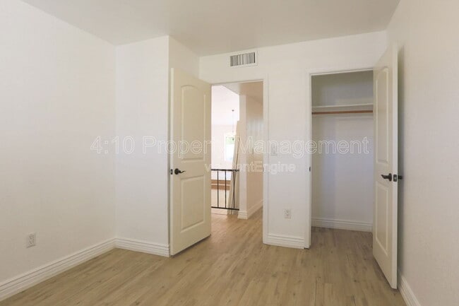 Building Photo - 951 E Leeward Ln