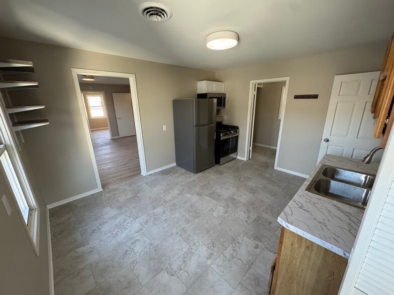 Building Photo - 305 E Clarence St