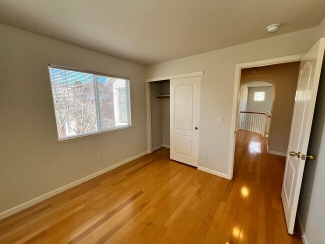 Building Photo - SPACIOUS FOUR BEDROOM HOUSE IN HAMILTON